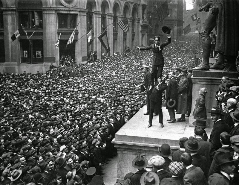 Чарли Чаплин перед собравшейся толпой жителей Нью-Йорка, 1918 г.